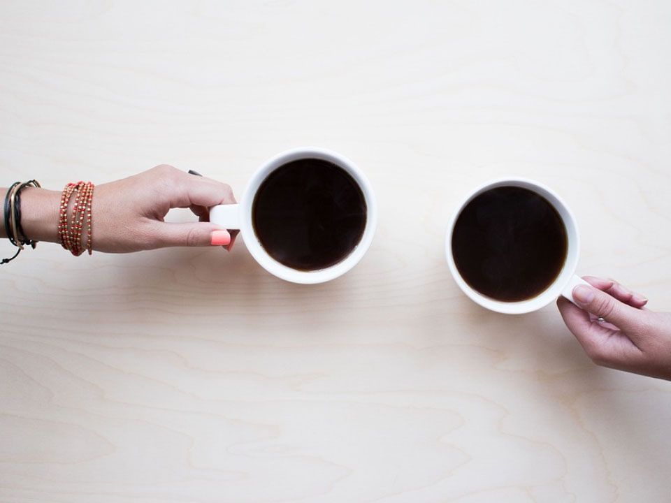 Weiße Tassen mit schwarzem Kaffee