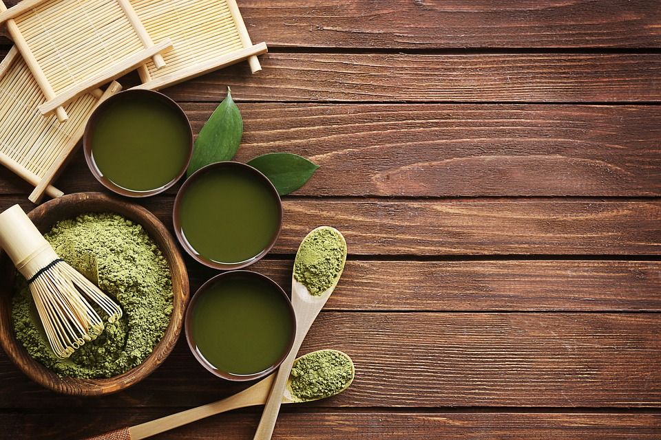 Japanischer Grüntee Matcha mit traditionellen Teegeschirr