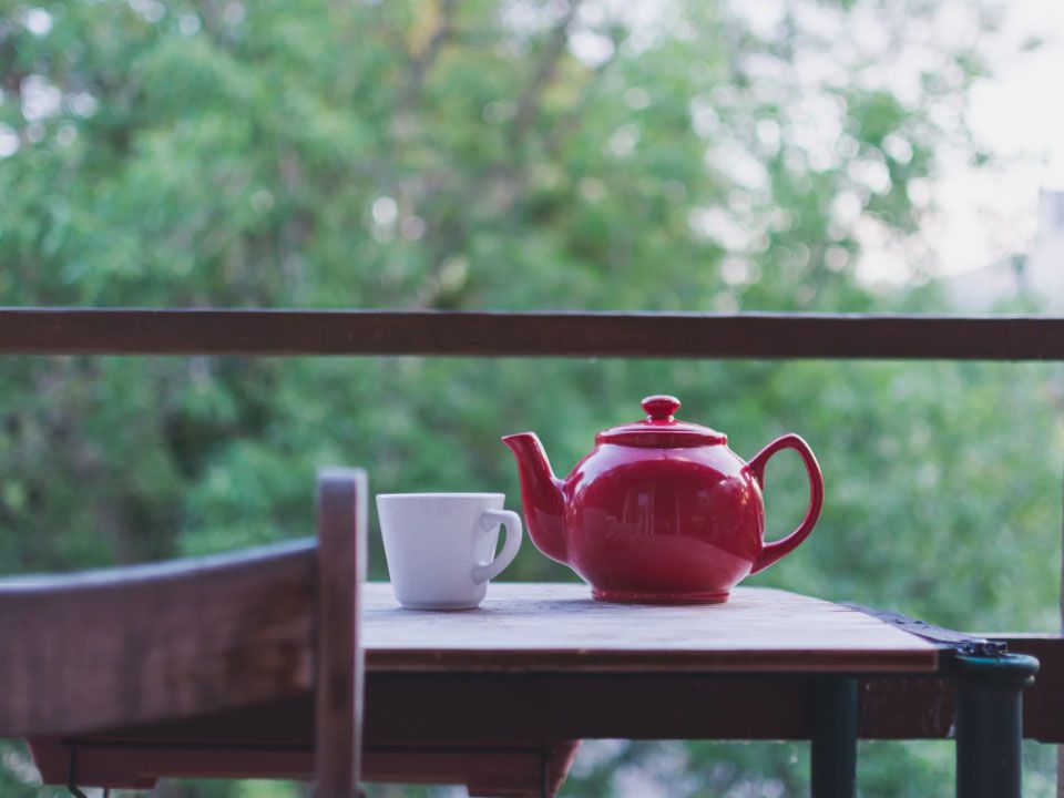 Tisch mit Teekanne und Teetasse