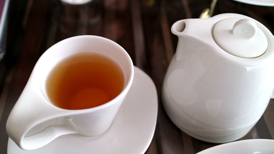 Aufgegossener Oolong Tee in Tasse