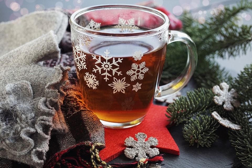 Tee in Teetasse mit winterlichem Motiv