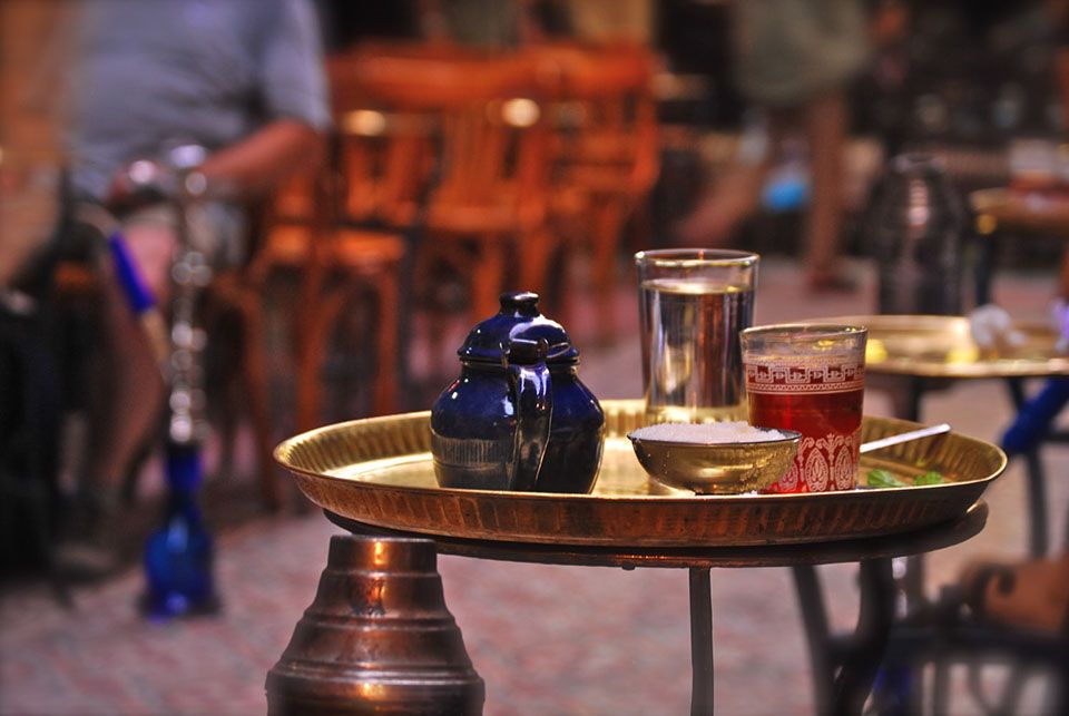 Teegeschirr in einem ägyptischen Straßencafe