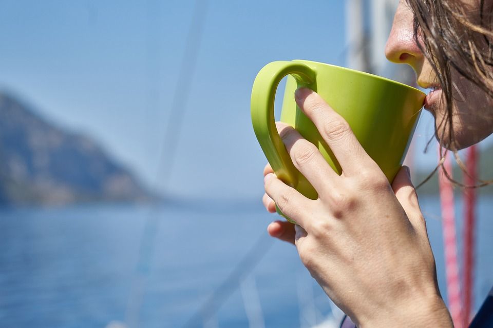 Frau trinkt Tee aus Teetasse