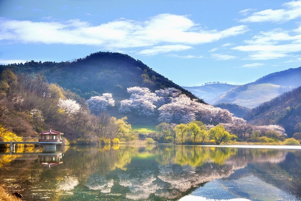 Koreanische Landschaft mit See und Bergen