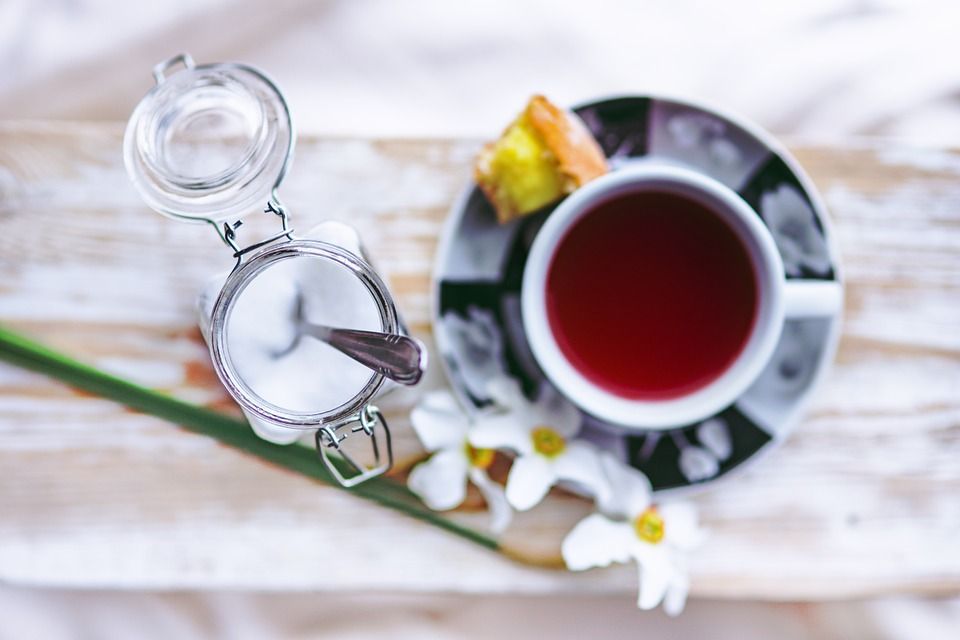 Teetasse mit Früchtetee und Zuckerdose