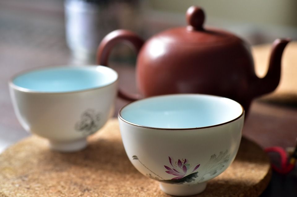 Teekanne und Teebecher aus Keramik