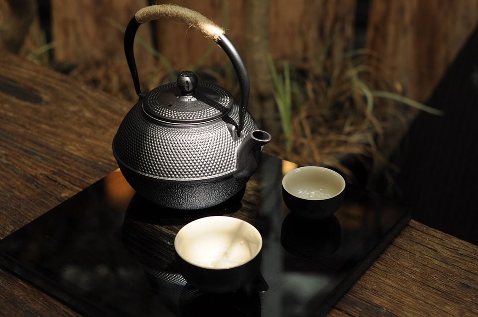 Traditionelle japanische Teekanne Tetsubin Kyusu