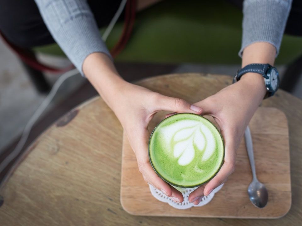 Glas mit Matcha Latte