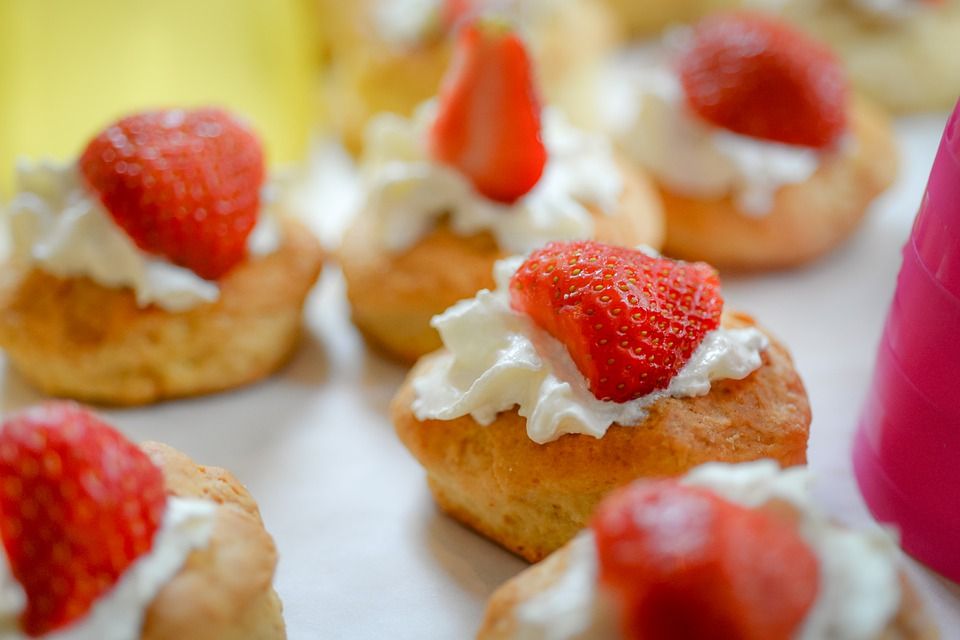 Scones mit Clotted Cream und Erdbeeren