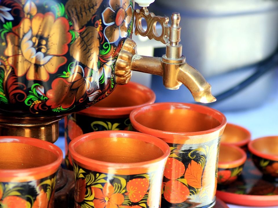 Traditioneller Samowar mit Teetassen