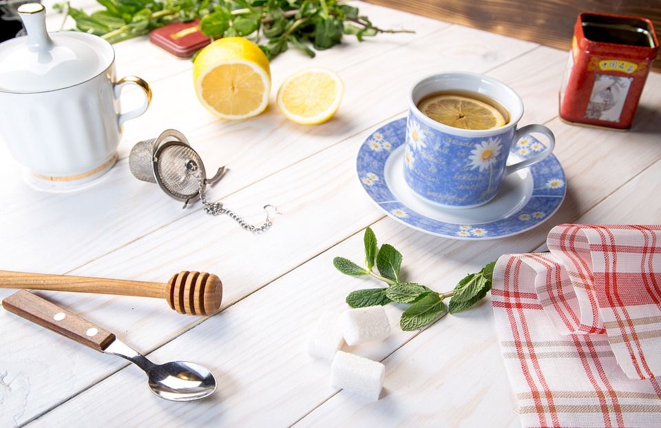 Teetasse mit Zucker, Honig und Zitrone