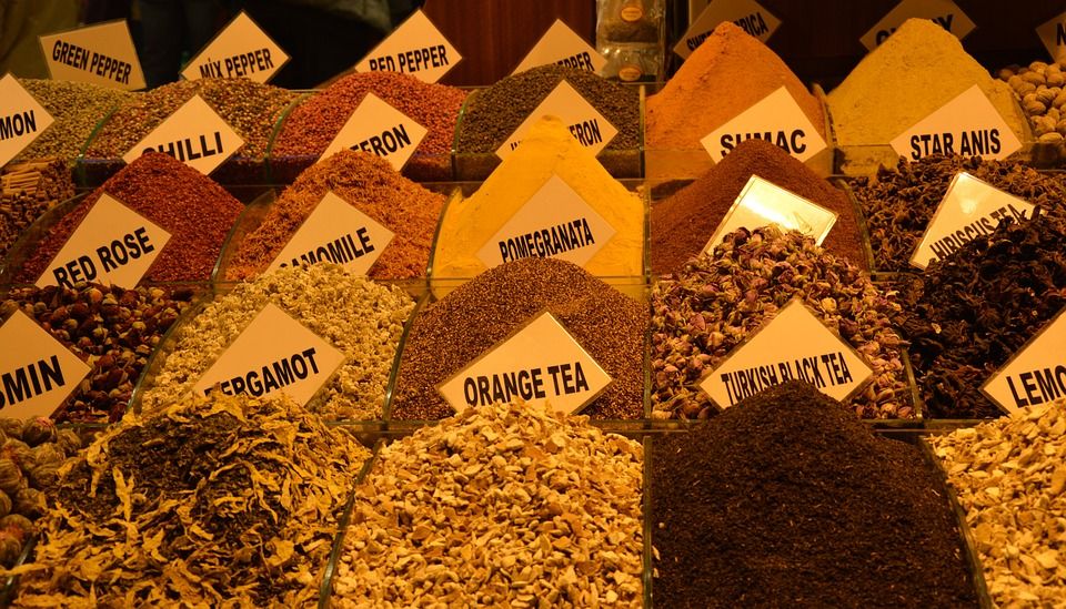 Marktstand mit verschiedenen Teesorten