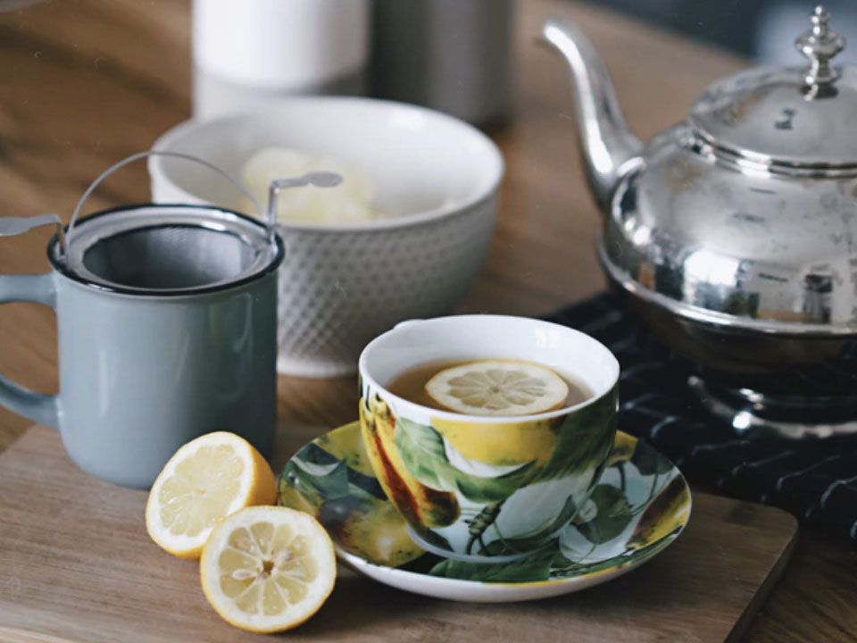 Aufgebrühter grüner Tee mit Zitrone