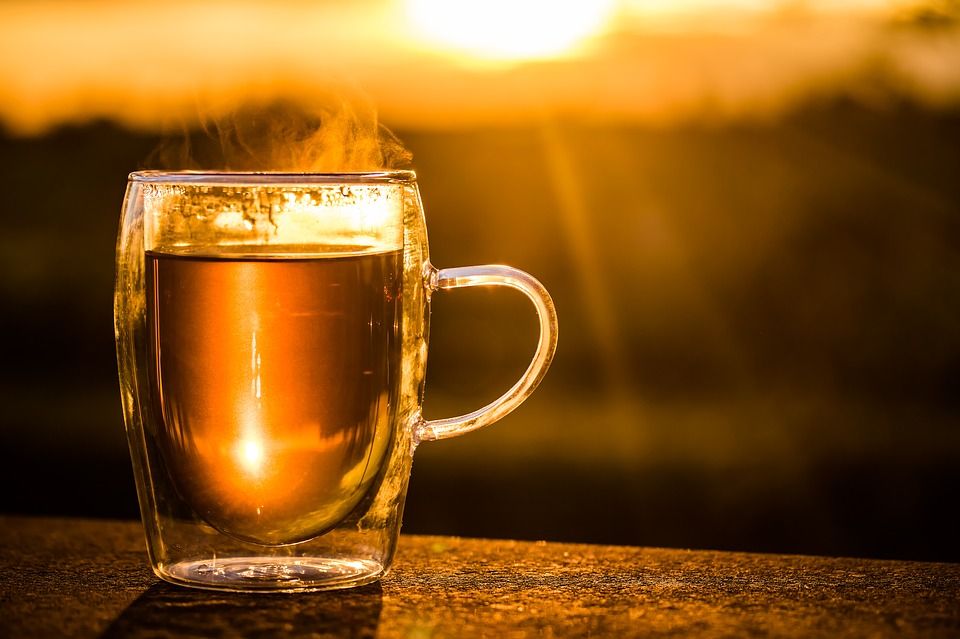 Schwarzer Tee in Tasse aus Glas